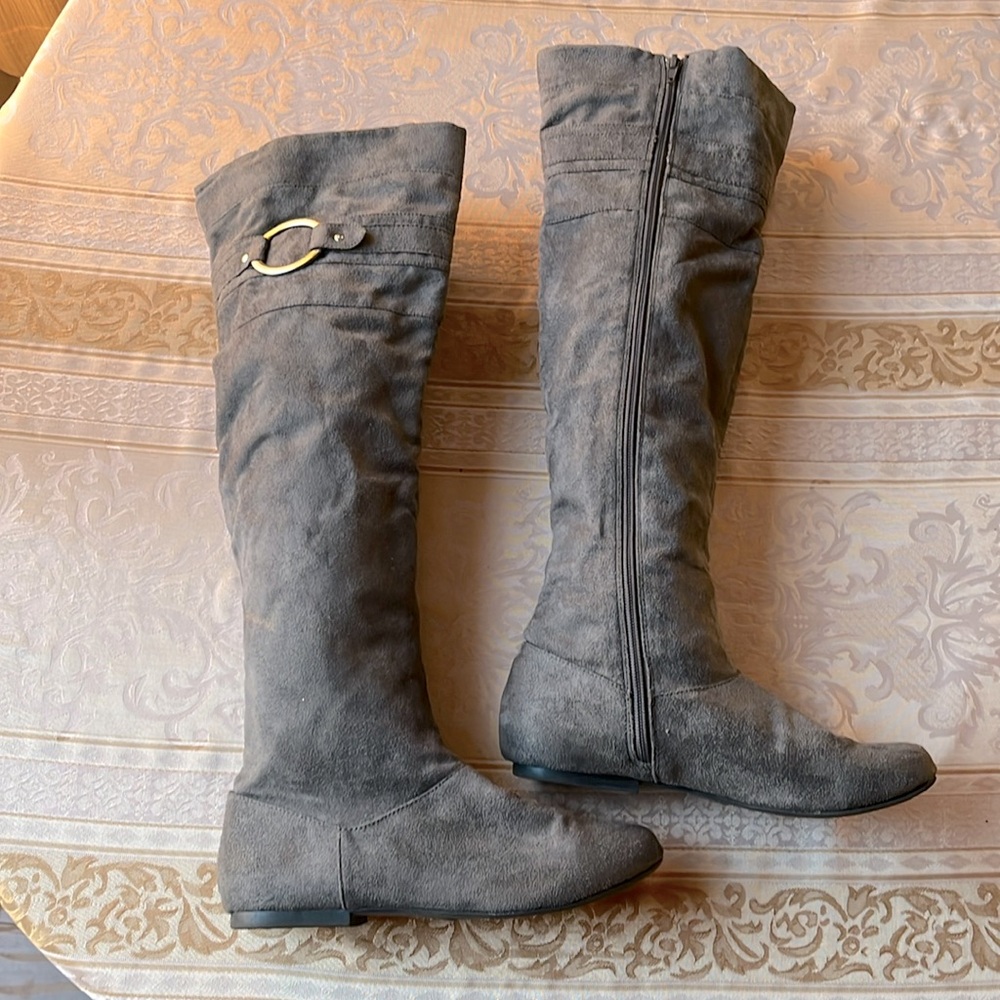 Qupid flat high boots in faux suade size 7